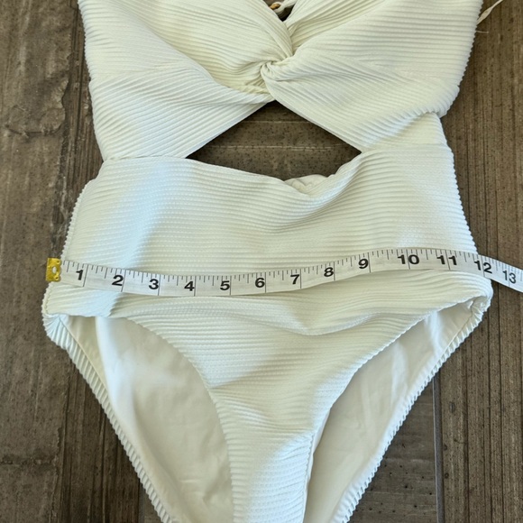 L*Space Kyslee Twisted Cutout One-Piece Swimsuit size small New - Picture 11 of 11